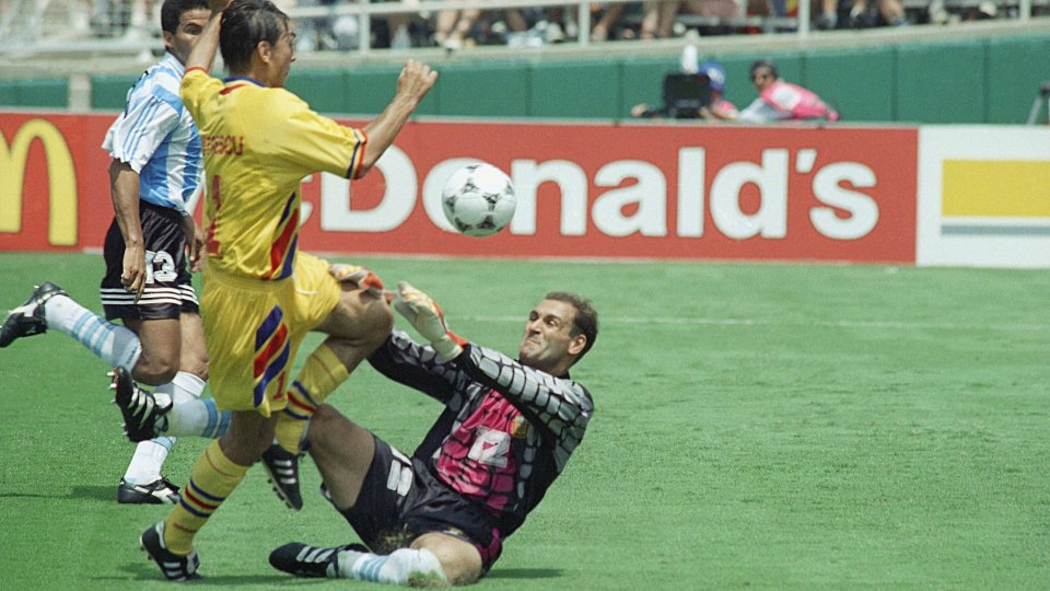 Ilie Dumitrescu ratează o ocazie de gol în partida dintre România și Argentina, de la CM 1994, încheiată cu scorul de 3-2