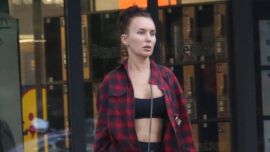 FOTO | Cum a fost surprinsă soția lui Răzvan Raț. Julia a atras toate privirile cu mașina sa