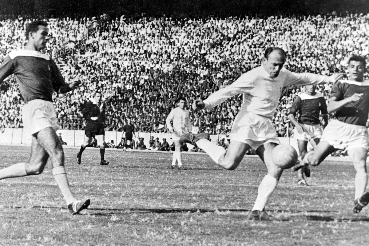 Alfredo Di Stefano, în alb, șutează la poarta celor de la Zamalek, într-un meci amical disputat la Madrid