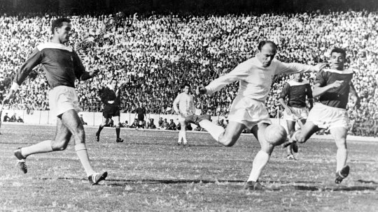 Di Stefano, primul dintre argentinieni. Disputat de Real Madrid și Barcelona, câștigător a cinci Ligi ale Campionilor, răpit, aceasta este povestea starului anilor ‘50