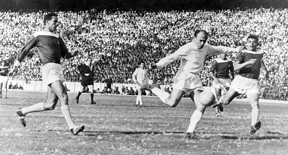 Alfredo Di Stefano, în alb, șutează la poarta celor de la Zamalek, într-un meci amical disputat la Madrid