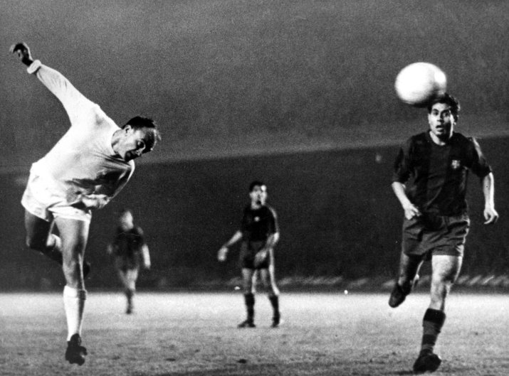 Alfredo Di Stefano reia o centrare a lui Gento, în meciul cu Barcelona din Cupa Campionilor Europeni 1960
