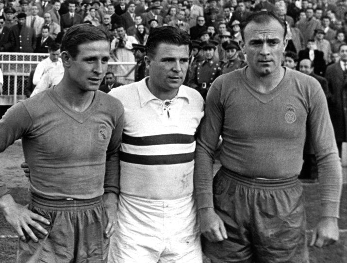 Alfredo Di Stefano, dreapta, alături de Ferenc Puskas, centru, și Raymond Kopa, stânga