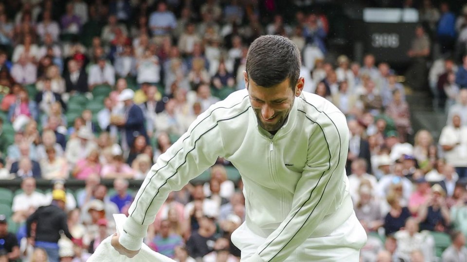 Novak Djokovic usucă gazonul de la Wimbledon