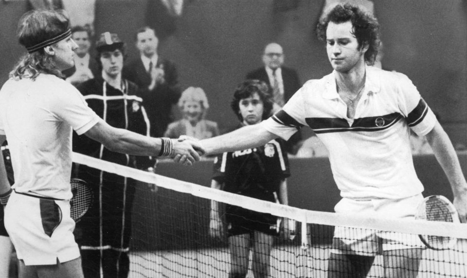 Bjorn Borg și John McEnroe se salută după un meci disputat în circuitul ATP