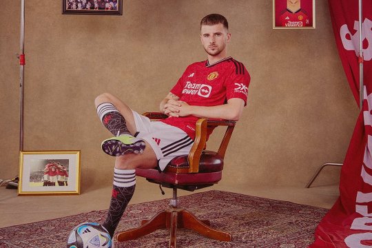 Mount a ajuns la Manchester. Primele imagini cu noul mijlocaș al “diavolilor roșii” la baza de antrenament din Carrington