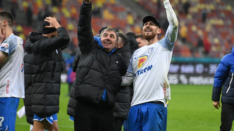 Denis Alibec și Gheorghe Hagi, după o partidă din sezonul precedent, din campionatul României