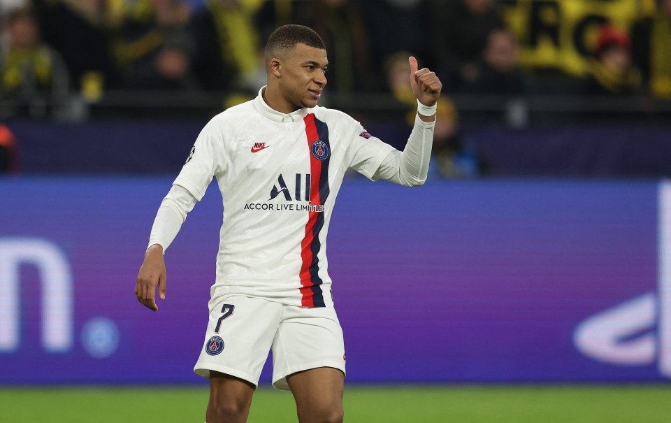 Kylian Mbappe aprobă o pasă a unui coleg în timpul meciului dintre PSG și Borussia Dortmund, din Liga Campionilor