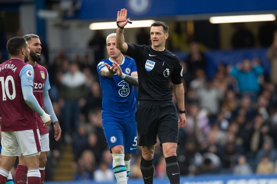 Arbitrul Andrew Madley, aflat la conduerea meciului dintre Chelsea și Aston Villa, sezonul 2022/2023