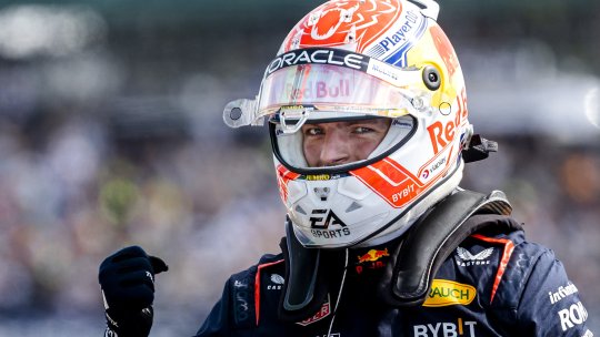 Max Verstappen obține cel de-al cincilea pole-position consecutiv. Piloții McLaren, Norris și Piastri, au obținut locurile 2 și 3 în calificările Marelui Premiu al Marii Britanii