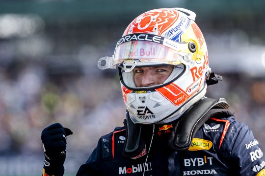 Max Verstappen obține cel de-al cincilea pole-position consecutiv. Piloții McLaren, Norris și Piastri, au obținut locurile 2 și 3 în calificările Marelui Premiu al Marii Britanii