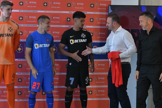 A fost anunțată data lansării noilor echipamente ale FCSB! Când și unde vor putea fanii să vadă tricourile pentru sezonul acesta