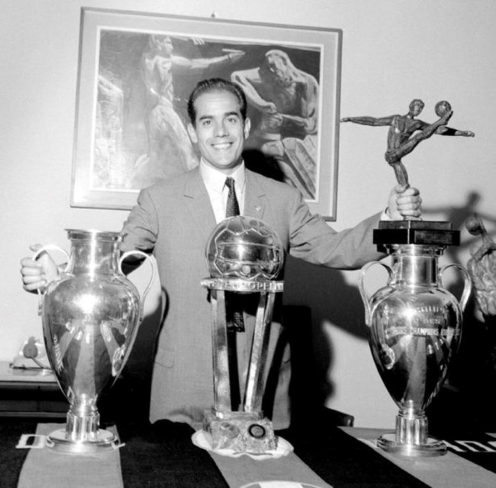 Luis Suares Miramontes este fotografiat alături de câteva dintre trofeele cucerite în carieră