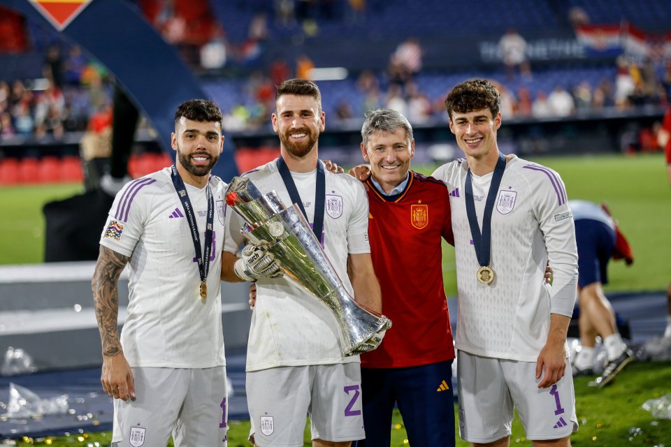 David Raya, Unai Simon și Kepa Arrizabalaga, alături de antrenorul de portari al Spaniei, după triumful din UEFA Nations League