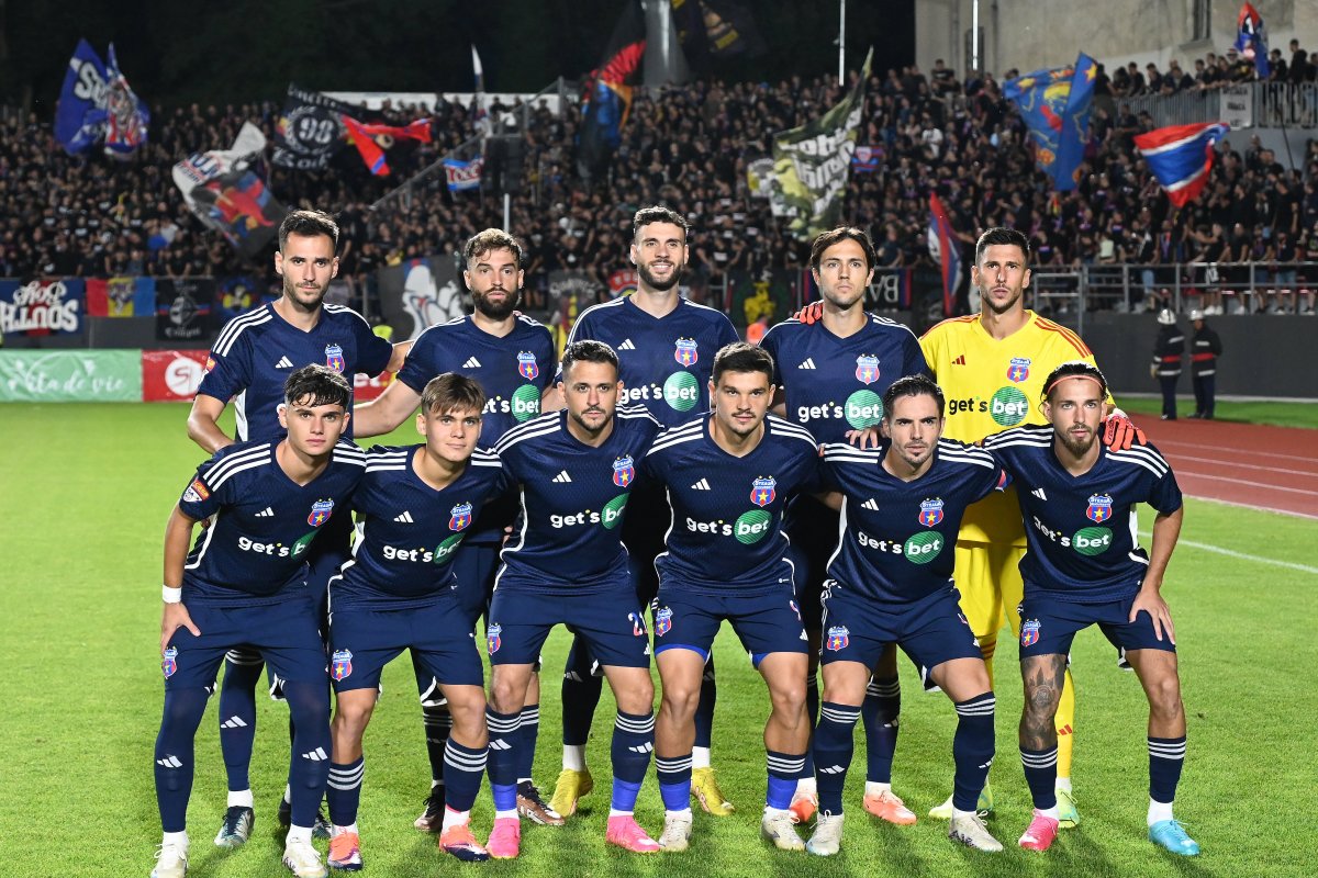 Jucătorii celor de la CSA Steaua București, înainte de meciul de la debutul în noul sezon
