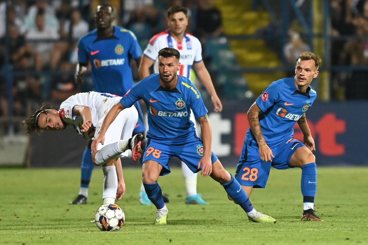 Alexandru Pantea (dreapta) este printre cei mai buni jucători ai FCSB