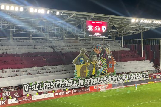 Spectacol în tribune la Rapid - Petrolul: ”V-ați pus traista în spinare și ați plecat în deplasare”. Cum au răspuns oaspeții în duelul scenografiilor | FOTO