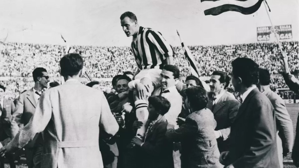 John Charles a fost cel mai scump fotbalist din istoria primei ligi a Angliei atunci când a fost cumpărat de Juventus