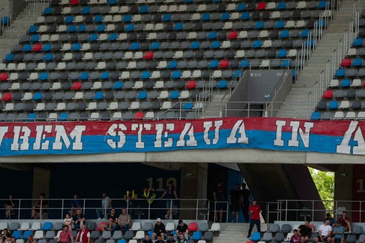 Suporterii de la peluza sud Steaua