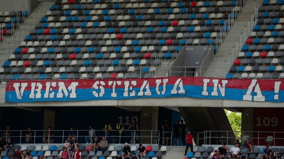 Suporterii de la peluza sud Steaua