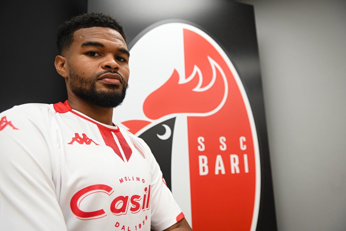 Malcom Edjouma, în tricoul noii sale echipe de club, Bari, din Serie B