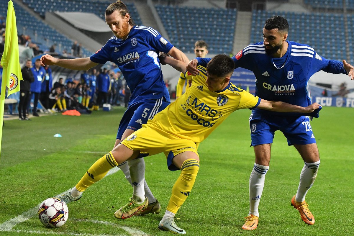 Jucătorii celor două echipe, la ultima partidă directă din campionatul României