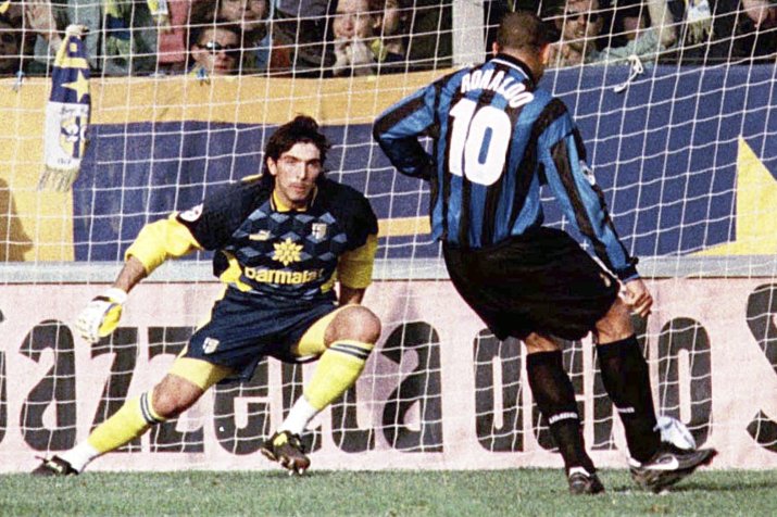 Gianluigi Buffon îi apără un penalty brazilianului Ronaldo, într-un meci Parma-Inter