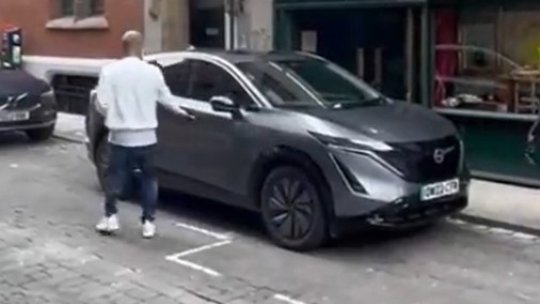 Guardiola a luat amendă pentru că a parcat “pe interzis”. Agentul de circulație l-a rugat să facă și un selfie, dar Pep i-a cerut bani pentru poză