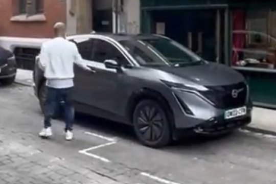 Guardiola a luat amendă pentru că a parcat “pe interzis”. Agentul de circulație l-a rugat să facă și un selfie, dar Pep i-a cerut bani pentru poză