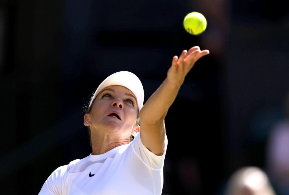 Simona Halep, pregătindu-se să servească într-un meci jucat în SUA
