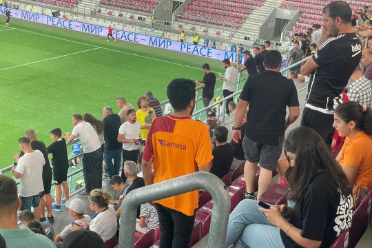 FOTO EXCLUSIV | Imaginea zilei pe stadioanele din Europa, chiar în Giulești! Cum a fost surprins un fan turc la meciul dintre Dinamo Kiev și Besiktas