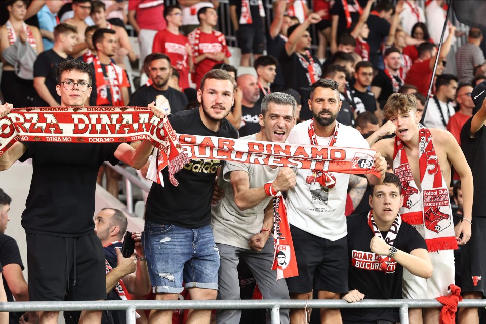 Suporterii dinamovisti își încurajează favoriții la meciul dintre Dinamo București și FC Botoșani, Superliga Superbet, Stadionul Național Arcul de Triumf din București, 14.08.2023