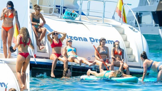 Imagini spectaculoase cu noile campioane mondiale! Jucătoarele Spaniei, petrecere pe yacht în Ibiza | FOTO