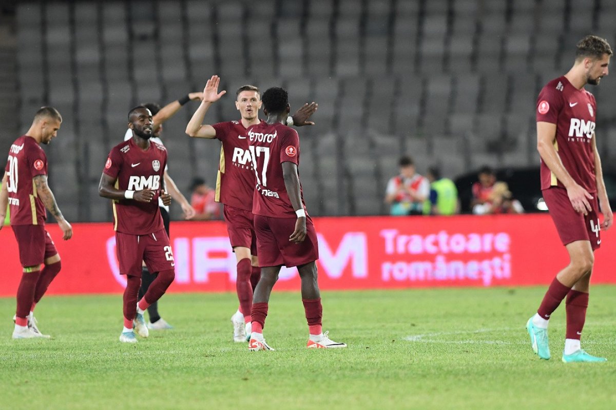 Fotbaliștii celor de la CFR Cluj, în timpul meciului cu rivala din oraș