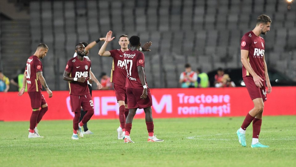 Fotbaliștii celor de la CFR Cluj, în timpul meciului cu rivala din oraș