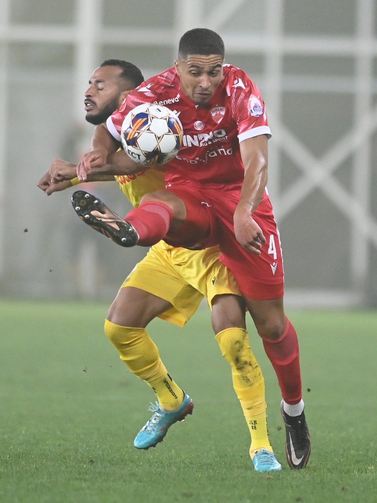 Jair Silva și Quentin Bena în meciul dintre Dinamo București și Petrolul Ploiești, Superliga Superbet, Stadionul National Arcul de Triumf din București, 26 august 2023