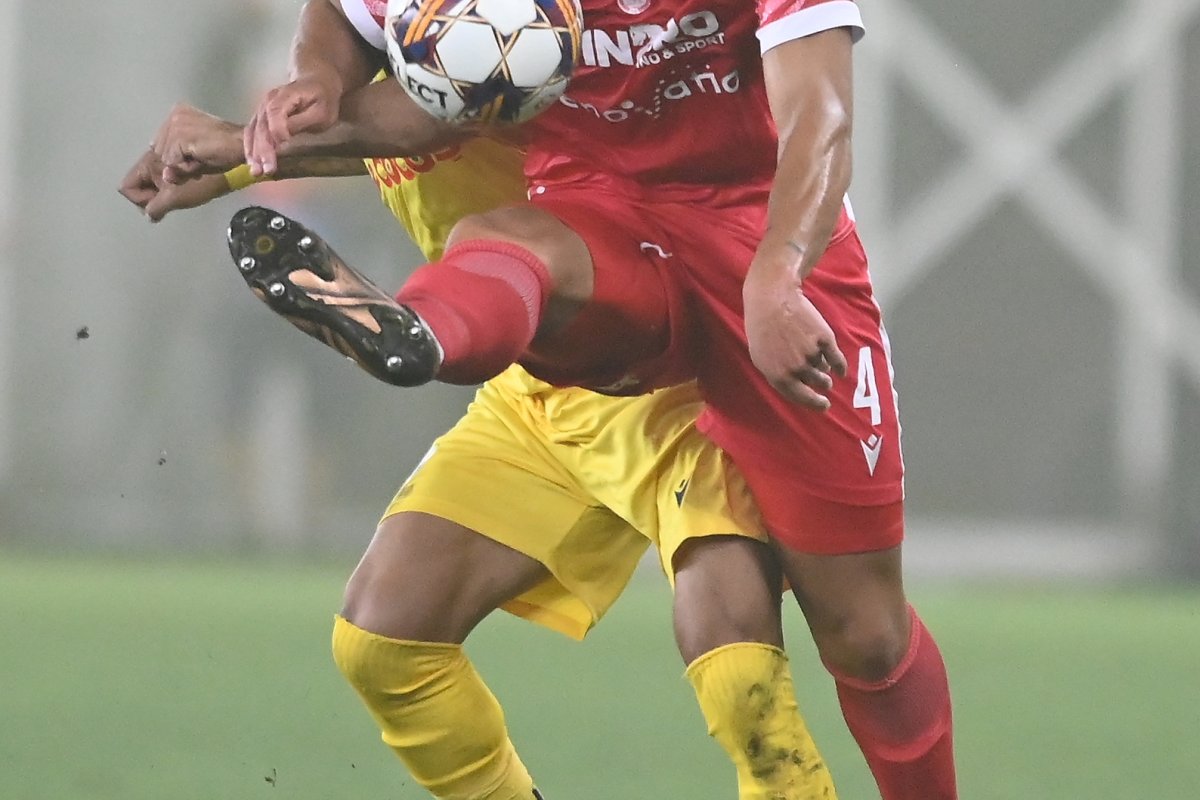 Jair Silva și Quentin Bena în meciul dintre Dinamo București și Petrolul Ploiești, Superliga Superbet, Stadionul National Arcul de Triumf din București, 26 august 2023