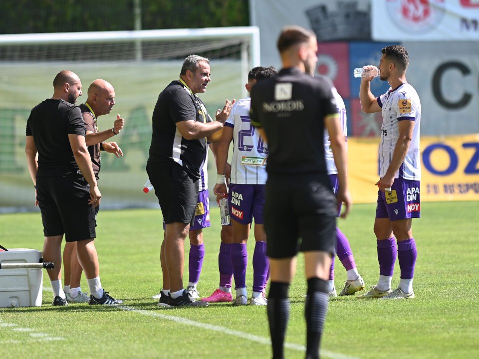 Alexandru Pelici alături de fotbaliștii argeșeni la o pauza de hidratare luată în meciul dintre FC Arges și Chindia Târgoviște, conînd pentru Liga a-2-a Casa Pariurilor, desfasurat pe Stadionul Orășenesc din Mioveni, 26 august 2023