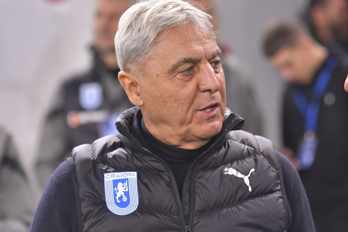 Sorin Cârțu, asistând la un meci din campionatul intern, între Universitatea Craiova și FCSB