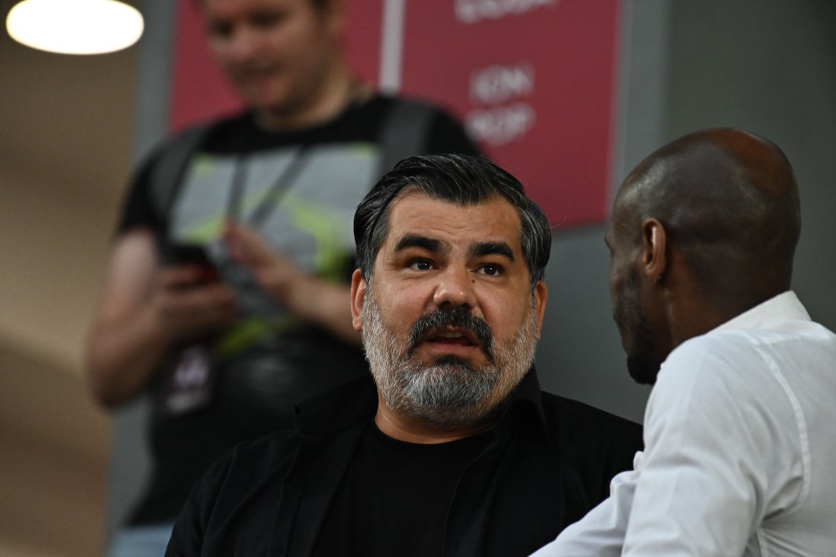 Mircea Bornescu (43 de ani) a vorbit, în cadrul unui interviu pentru iAM Sport, despre ”războiul” dintre Marius Șumudică și familia Mititelu, în ceea ce privește contractual oferit de olteni pentru a-l instala pe banca tehnică a Craiovei.