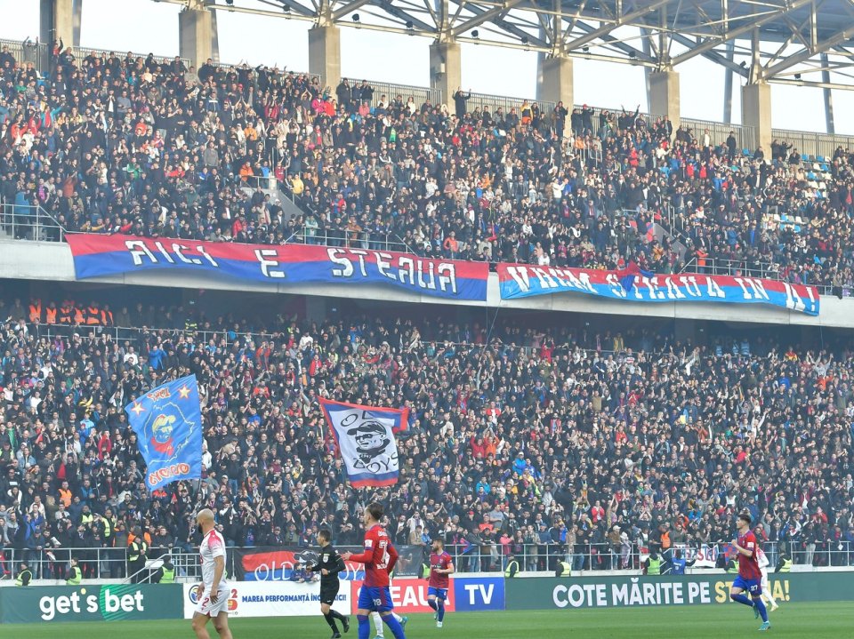 Tribuna stelista cu mesajul Aici e Steaua! in meciul dintre CSA Steaua Bucuresti si Dinamo Bucuresti, Play-off-ul Ligii a-2-a Casa Pariurilor, desfasurat pe Stadionul STEAUA