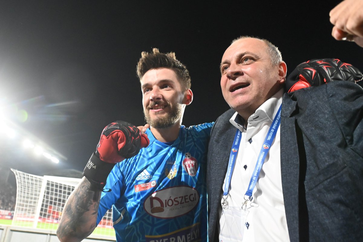 Roland Niczuly, portarul lui Sepsi, și Laszlo Dioszegi, patronul clubului din Sfântu Gheorghe, sărbătoresc încă o victorie