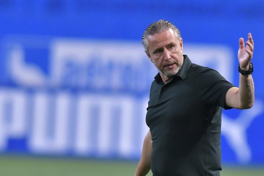 Laurențiu Reghecampf  ”a luat foc” la meciul Universitatea Craiova - Hermannstadt. Tehnicianul a primit un cartonaș galben