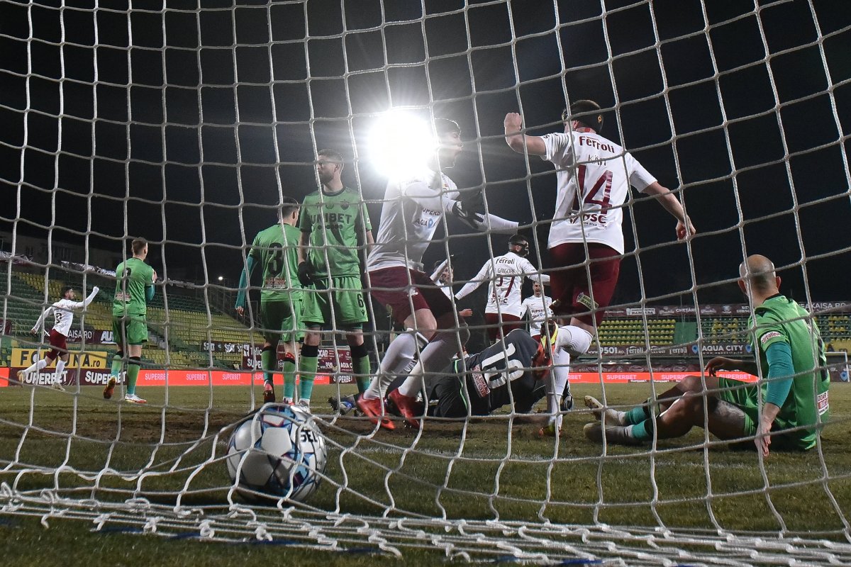 Rapidiștii se bucură la un gol contra lui Dinamo