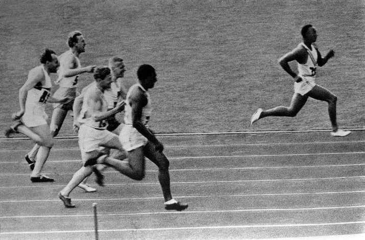 Strada din sudul Stadionului Olimpic din Berlin a fost redenumită, în 1984, Alee Jesse Owens