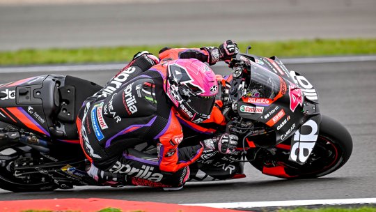 Aleix Espargaro câștigă cursa nebună de la Silverstone. Pilotul spaniol al celor de la Aprilia a plecat de pe locul 12 și s-a impus în Marele Premiu al Marii Britanii la MotoGP