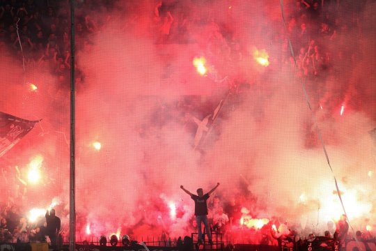 Un meci din Champions League, amânat de UEFA după ce un fan a fost ucis de suporterii adverși. Ce s-a întâmplat