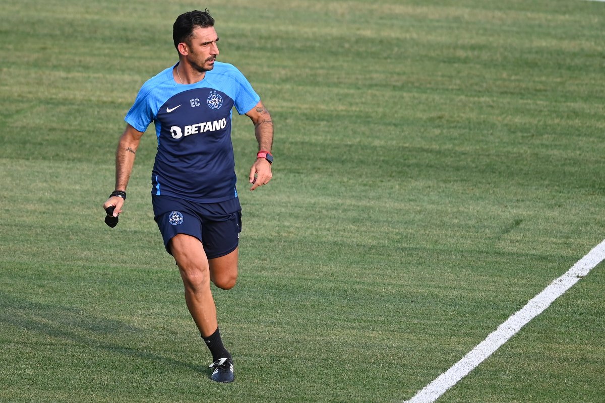 Elias Charalambous, antrenorul celor de la FCSB, în timpul unui antrenament al echipei