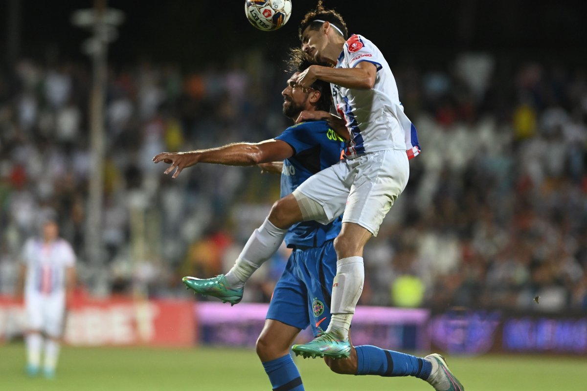 Andrea Compagno și Ariel Lopez Varela în meciul dintre Oțelul Galați și FCSB, Superliga Superbet, Stadionul Oțelul din Galați, 29 iulie 2023.