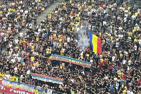 Probleme mari pe Arena Națională. Înfuriați de un mesaj al suporterilor români, kosovarii au fugit la vestiare. Partida a fost întreruptă